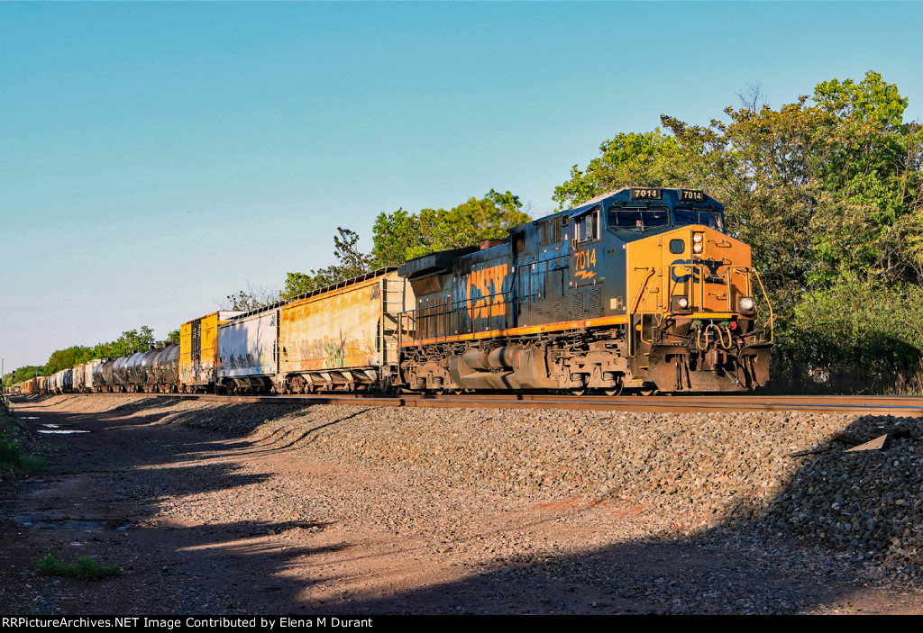 CSX 7014 on M-409